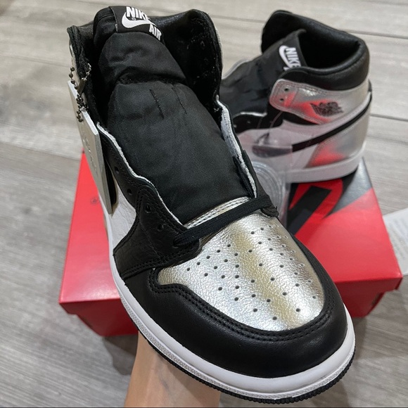 Air Jordan 1 High OG Women’s Silver Toe - Picture 2 of 7